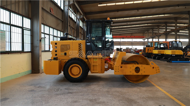 小型壓路機(jī)不僅能壓實(shí)路面，還能做牽引工作